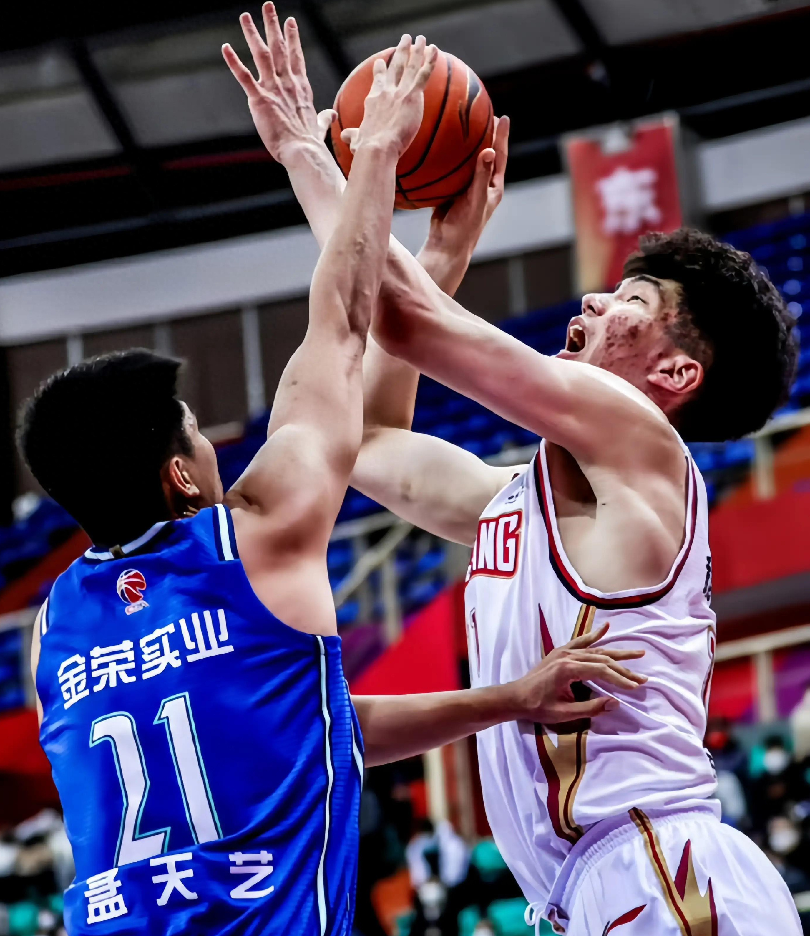 豪门对决!CBA上演世纪大战 豪门对决!CBA上演世纪大战