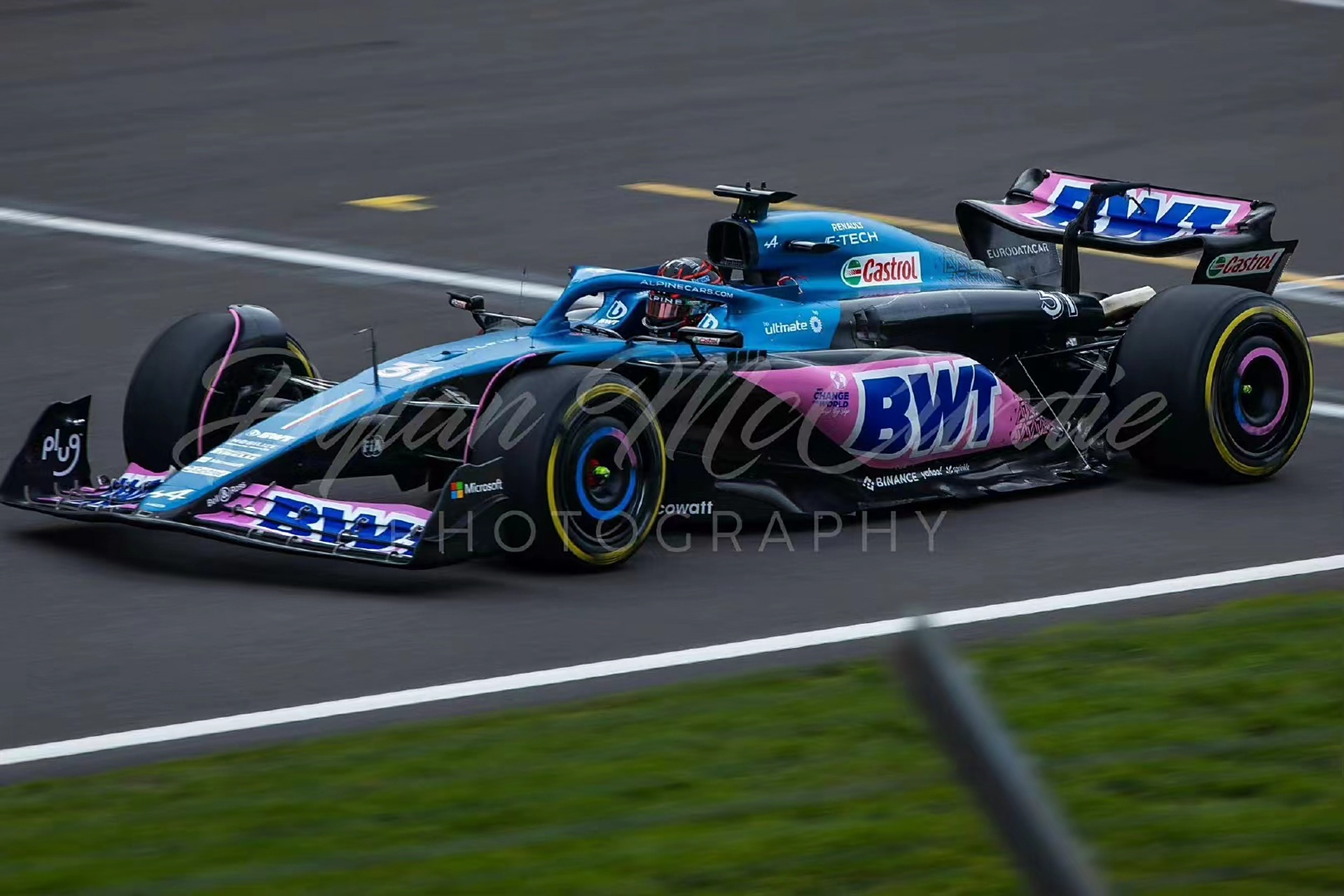 红牛二队险胜雷诺车队,汉密尔顿惊艳四座 红牛二队险胜雷诺车队,汉密尔顿惊艳四座