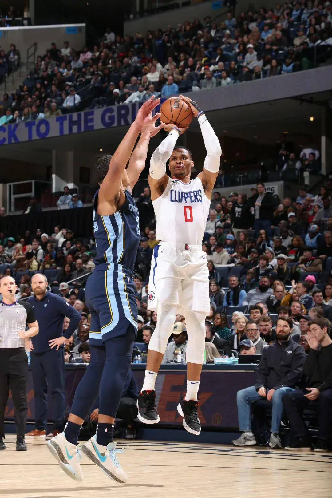 灰熊轻取广东队,西亚卡姆扛起全队 灰熊轻取广东队,西亚卡姆扛起全队