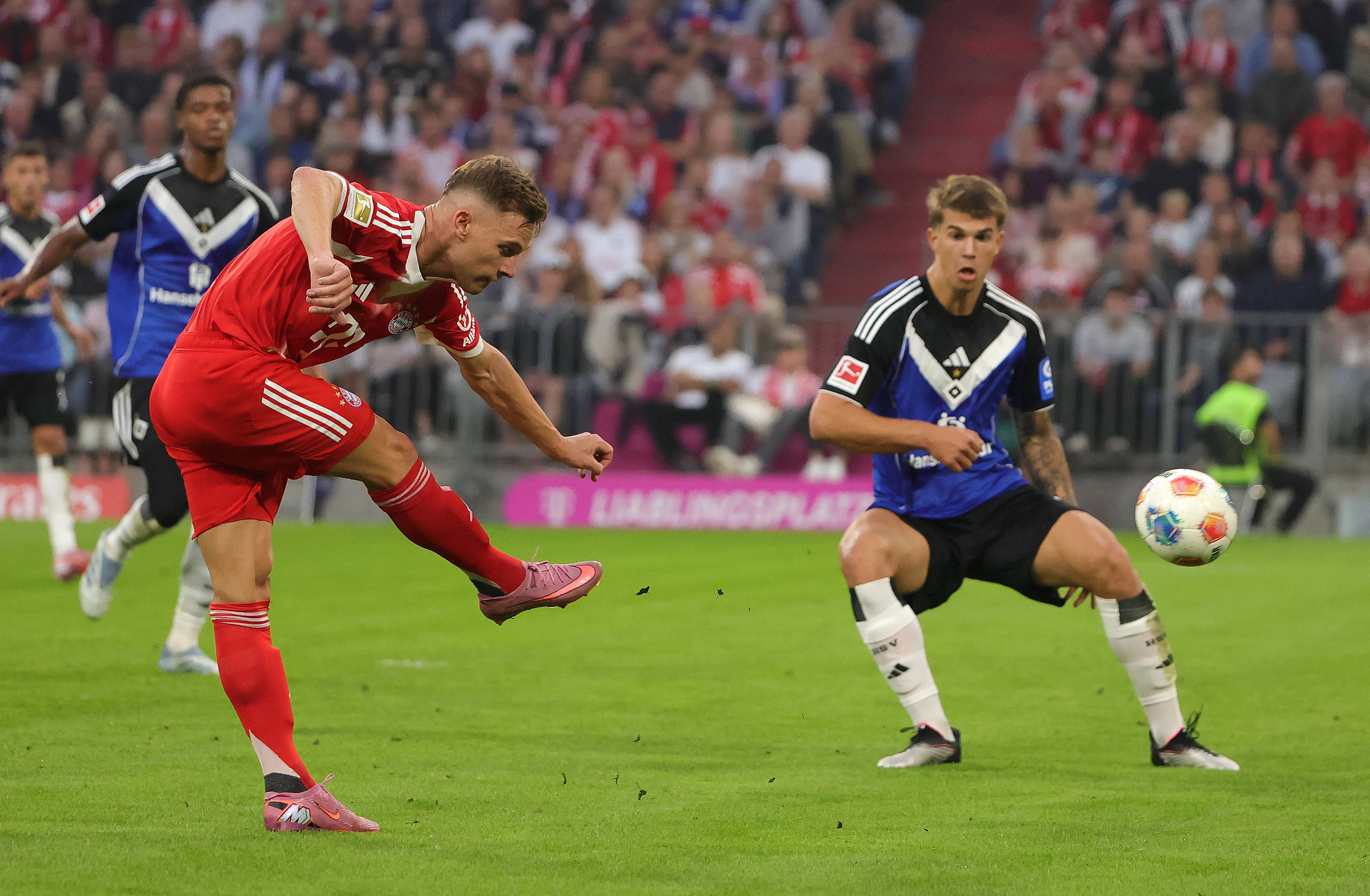 拜仁球员奋力拼抢，保持斗志