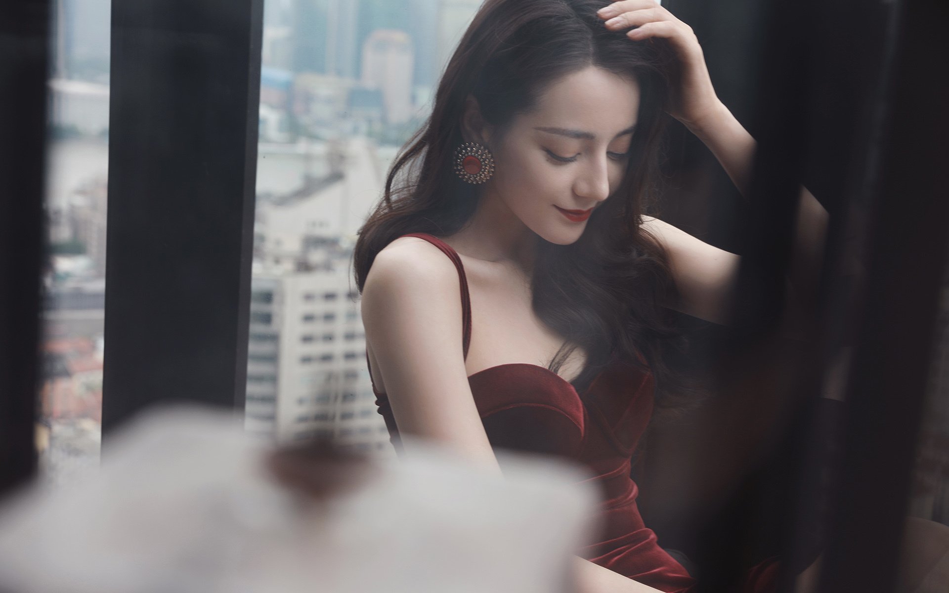 特邀奇兵卡塞米罗导演逆转好戏，阿森纳慈善友谊赛险胜非洲雄狮构建了一个合理的唯一性场景—一场非常规的慈善友谊赛，并点明了关键人物与事件。